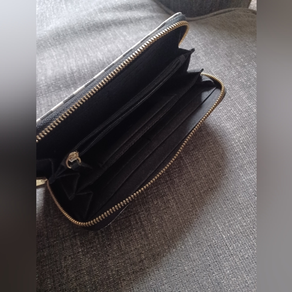 Nice Stylish Wallet - Picture 2 of 3